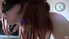 「顔は見せないけど、若くて18歳以上のマンコで十分だよ」って彼女が言う、レッドヘッドの若くて18歳以上のマンコ