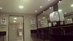 Encontré una amiga en el mall y follé a su hermano