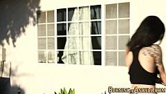 Tätowierte Emo-Mädchen masturbiert und bekommt hartes Facial von Punk-Typ 😈