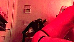 Ils gémissent, les encagés baisent la machine à fond