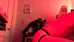 Ils gémissent, les encagés baisent la machine à fond