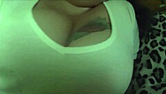 Karım yarrak emiyor büyük memelerini sergiliyor