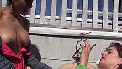 Lesbiskt par utforskar utomhus med sexleksaker, når intensiva orgasmer