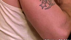 Roman Todd apucă pula monstră a lui Griffin Barrows, aplecându-se pentru acțiune hardcore doggystyle.