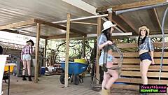 Cowgirl teens rider pik til fest med BFFs 😜