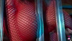 ケージに入ったブルネットは自由を得るためにディープスロートとフェラをする？