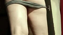 Camgirl tetona, ¿cómo se siente dedearte el culo?