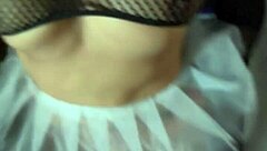 Latina med stor rumpe nyter kåt helløyeblikk med dyp knull