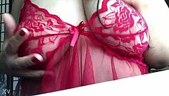 شقراء مثيرة تهز بزازها الكبيرة السمينة بقوة