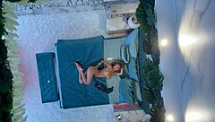 Monika Fox posa desnuda en la cama