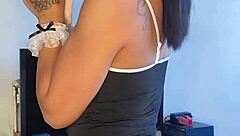 empregadinha safada gets tattooed and acts sexy in reality solo