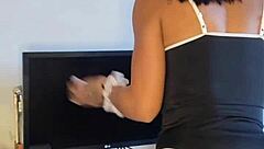 empregadinha safada gets tattooed and acts sexy in reality solo