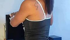 empregadinha safada gets tattooed and acts sexy in reality solo