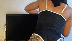 empregadinha safada gets tattooed and acts sexy in reality solo