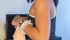 empregadinha safada gets tattooed and acts sexy in reality solo