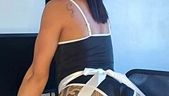 empregadinha safada gets tattooed and acts sexy in reality solo