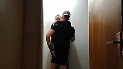 câmeras do prédio flagram amigos se pegando no corredor depois da academia 😏