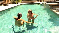 Brett Rossi y Celeste Star se besan intenso y se meten dedos en coños rapados a orillas de la piscina