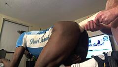 Aksi gay interracial dengan penembusan anal dalam pantat ketat