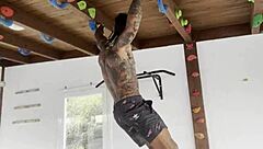 Seksi dövmeli prenses damilvvs ile yoğun antrenmanda gay zevkleri keşfediyor.