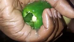 熟女がプランテインと唐辛子でオナニーびしょ濡れイキ！