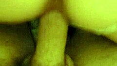 Estoy montando esta enorme polla blanca en una escena casera casual, sintiendo cada centímetro