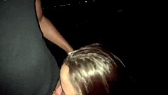 eu e meus amigos comemos a putinha dos peitos no meio da rua com voyeurs batendo punheta