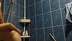 Lesbická sprchová scéna s dráždením veľkých pŕs