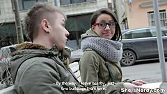 Ne mogu da se zasitim štreberske ptičice Izi Ashley! Ona se prlja sa hardcore tinejdžer 18+ akcijom, liže i ljubi do kumsota