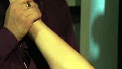 elle explore sa sexualité jeune et curieuse