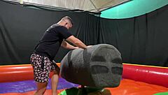 Montada en Toro Mecánico se convierte en culo latino abierto y squirt en público