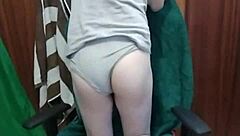 这个家伙决定和椅子猛干