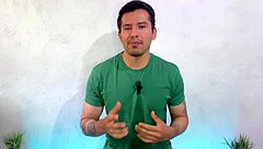 مدرب ناضج عضلي يُثقب من شاب 18+ في الجيم