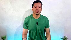 مدرب ناضج عضلي يُثقب من شاب 18+ في الجيم