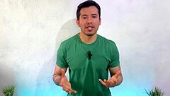 مدرب ناضج عضلي يُثقب من شاب 18+ في الجيم