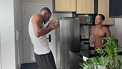 dotado vai pedir agua na casa do amigo para refrescar e acaba mentendo a pica nele