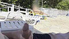 Dia tangkap saya kocok batang di kolam renang awam dan tolong pancut habis.