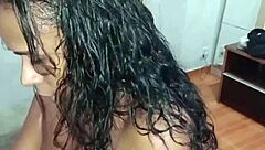 Semasa tunang kerja, aku selin tawarkan bontot Brazil ketat kepada penghantar.