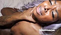 Gros cul chocolaté continue de chevaucher cette énorme bite noire