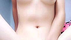 Emociones intensas surgen durante el encuentro sexual apasionado asiático lleno de conexión profunda