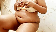 Chica india universitaria muestra sus tetas grandes en fiesta coed