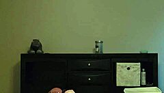 斯科蒂熊用假阳具自慰肛交到高潮