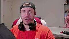 آه، بنات بيتقاتلوا بوسادات خلال الحجر، تعرف، حاجات فاب سي أو غير محظورة...