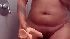 BBW 혼자 샤워에서 딜도로 자신 자극하고 박아