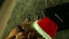 La glam babe gozando placer intenso perforada a lo perrito en traje de Santa