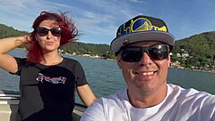 Маленькие натуральные сиськи любительницы во время игры с шариками