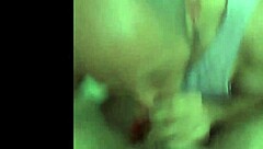 바닐라 맛 혀에 남아 조용 부엌에서 달콤함 음미