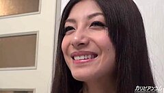 Japans meisje liftt zonder geld, kleine tieten