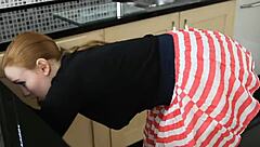 Rdečelaska z povešenimi joški ujeta na voajerski kameri, ko išče ključe v kuhinji! 😍