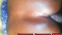 Sexo intenso mientras busca zapatos bajo la cama